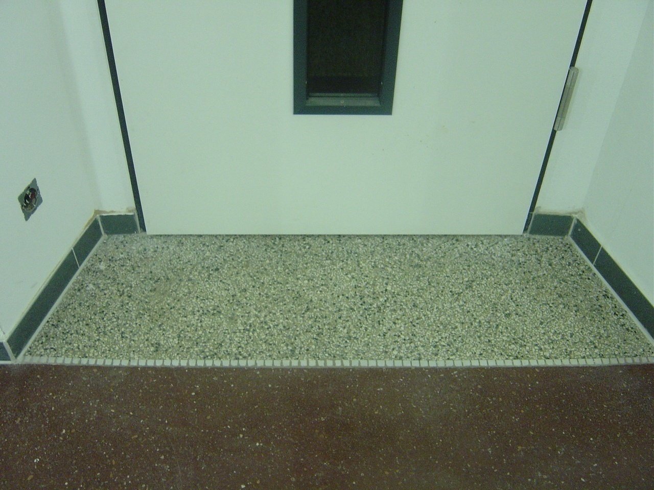 Terrazzo Türschwelle nachher – poliert und glänzend