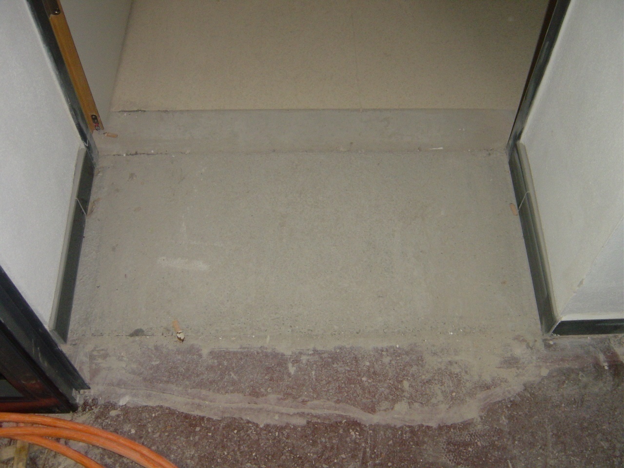 Terrazzo Detail vorher – Kratzer und Flecken