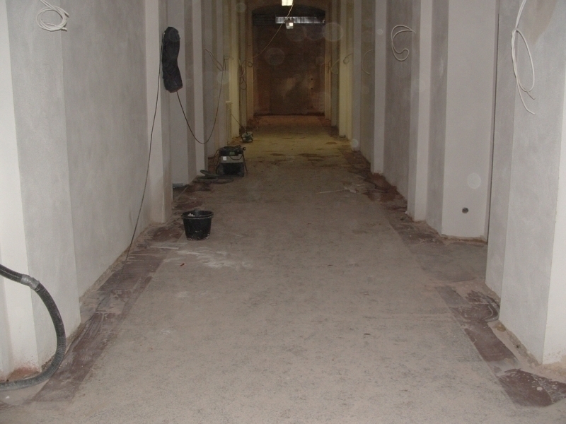 Terrazzo Flur vorher – stumpf und abgenutzt