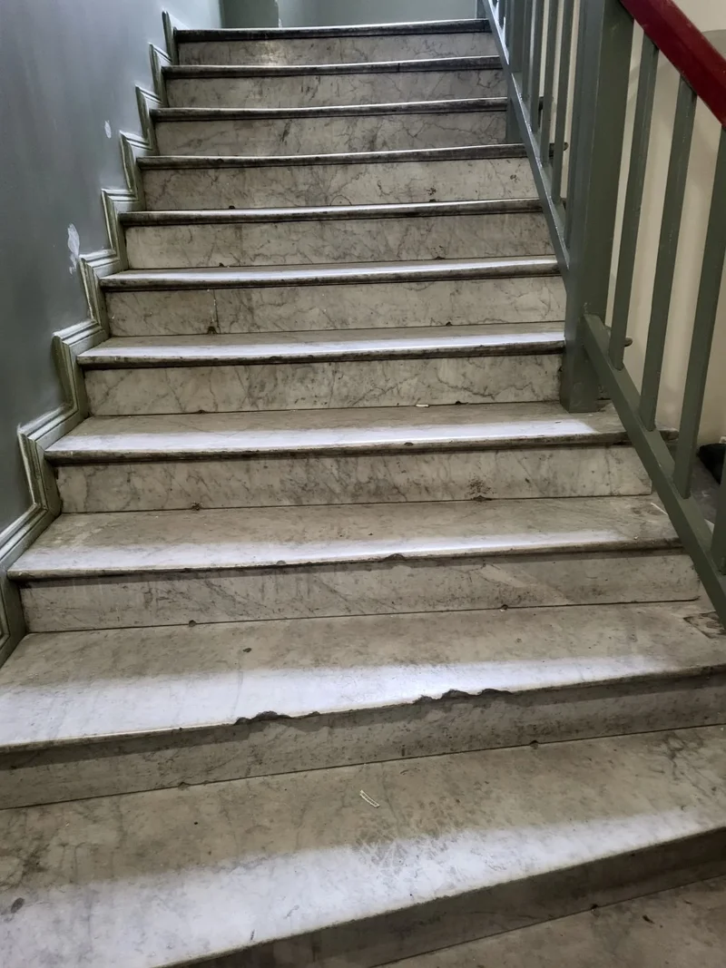 Marmortreppe vorher - abgenutzt und verschmutzt, Berlin