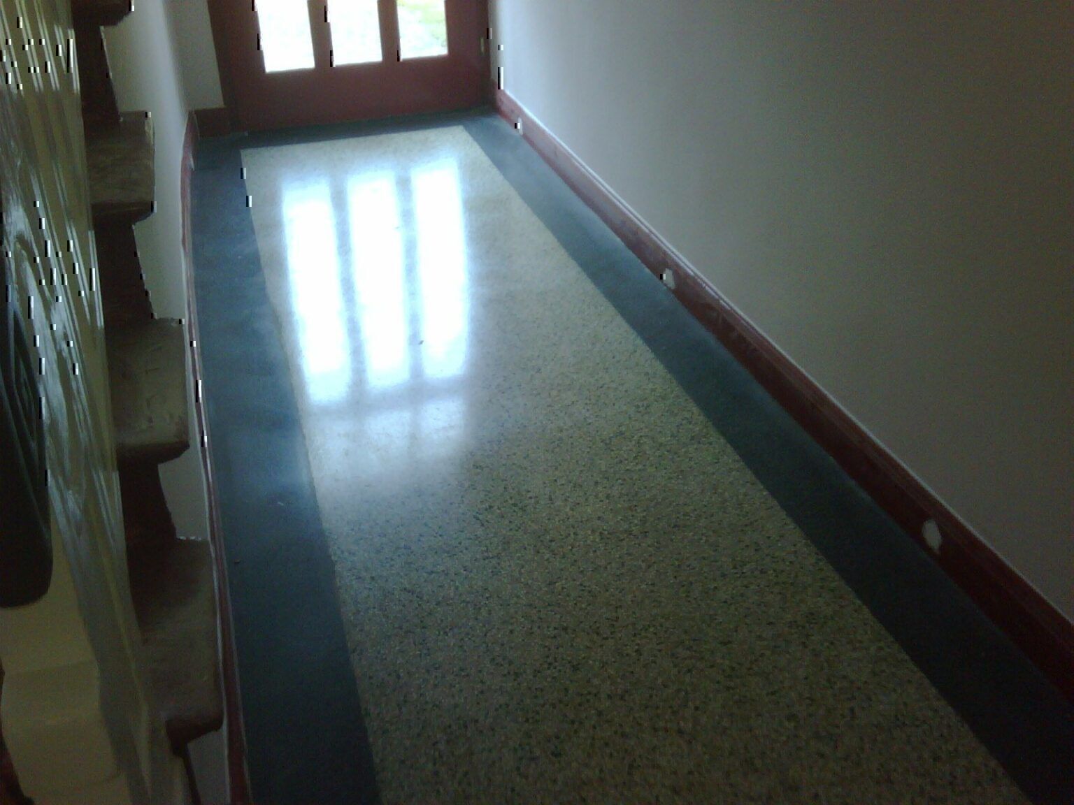 Terrazzo Treppenhaus nach der Sanierung – polierter Terrazzoboden mit Glanz, Berlin