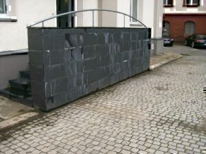 Schiefer-Kalk-Flecken-entfernen-300x225_089052a5 Schiefer-Außenwand mit Kalkflecken Berlin – Vorher