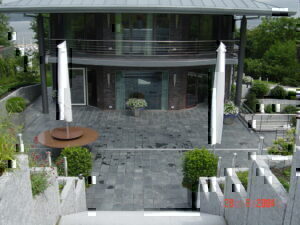 Schiefer-Terrasse-vorher-300x225_38ea66b1 Schiefer reinigen Berlin – Schieferterrasse Privatvilla Berlin Vorher