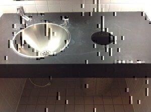 Schiefer-Waschtisch vorher – Kalkflecken und Verschmutzungen