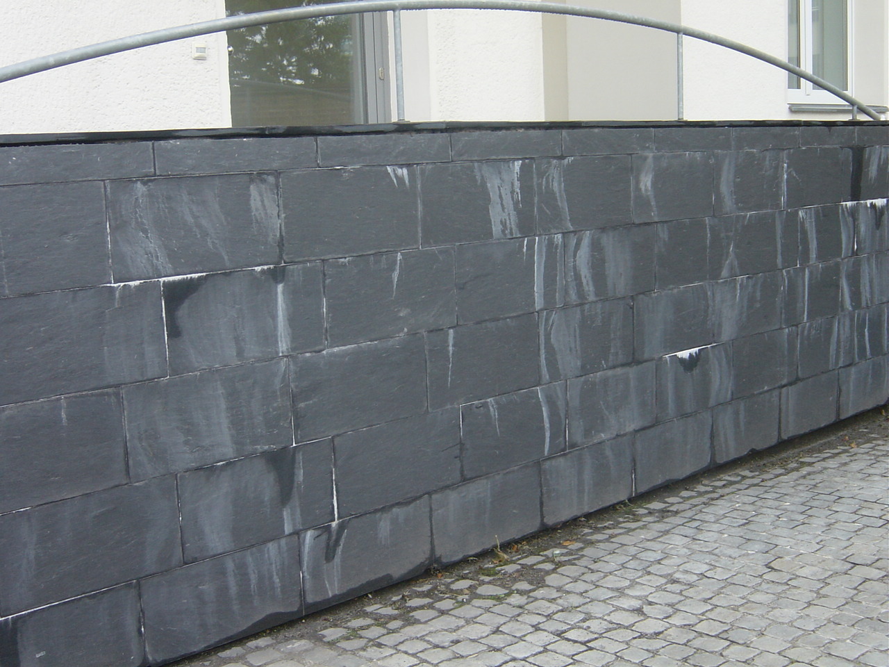 Schiefer mit Kalkflecken – Vorher: Kalkablagerungen auf Schieferfassade Berlin
