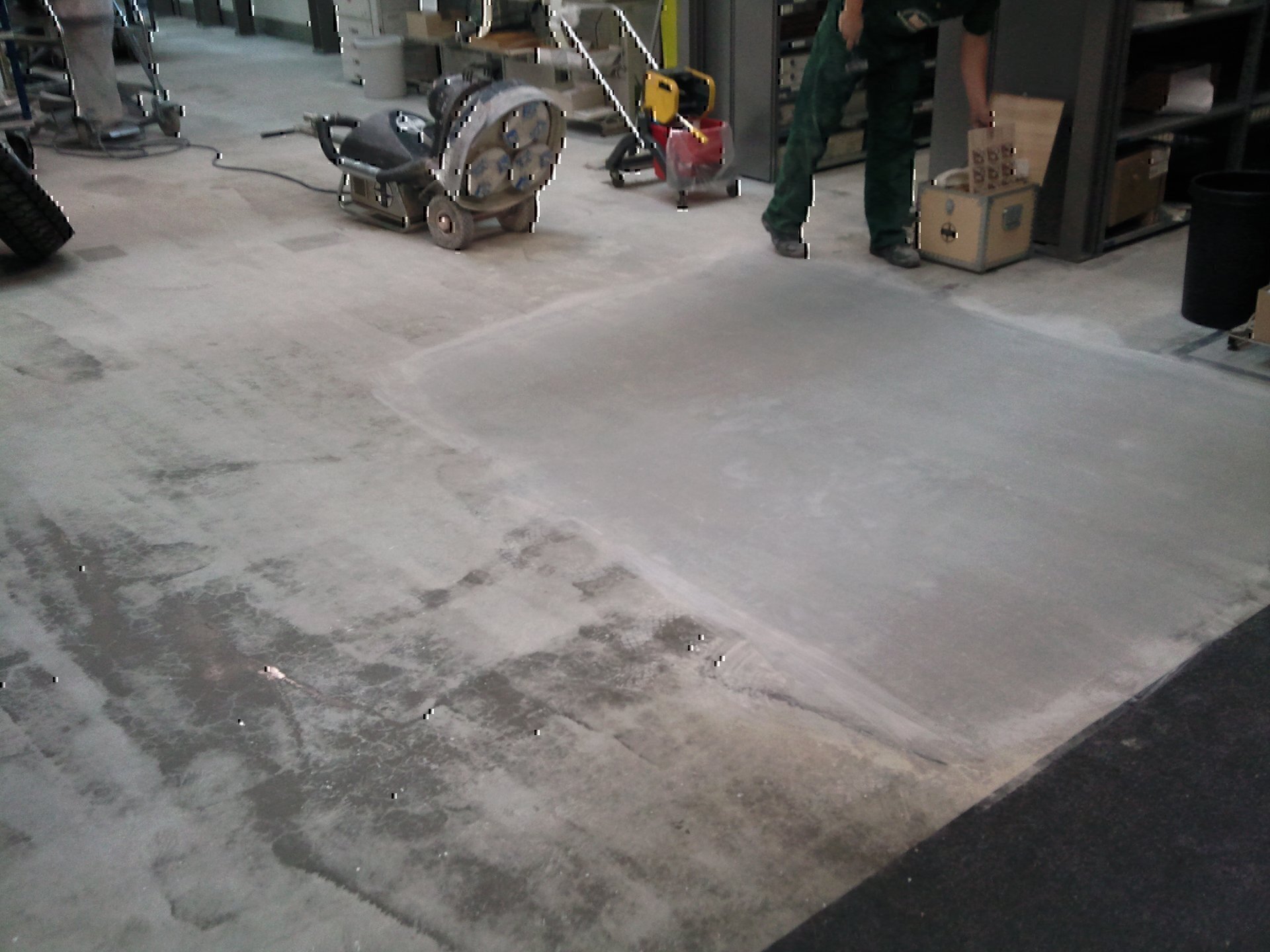 SichtbetonSteindoktor_7287d63a Sichtbeton Gewerbeboden schleifen mit HTC-Maschine Berlin – Vorher