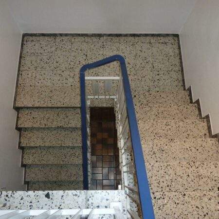 Terrazzo-Treppenstufen vor der Sanierung – Verschmutzungen und Kratzer sichtbar