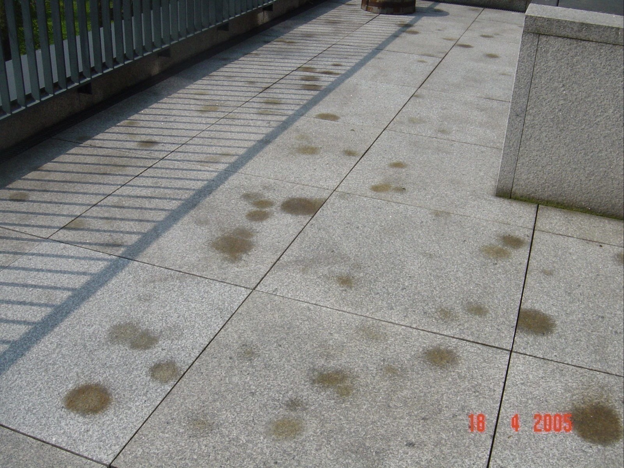 ZRDtVJdnJjJvOPrR Granit-Terrasse mit Flecken - Vorher