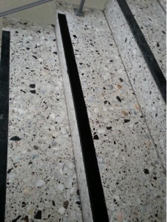 Abgeplatzte Betonwerkstein Stufenkante Berlin