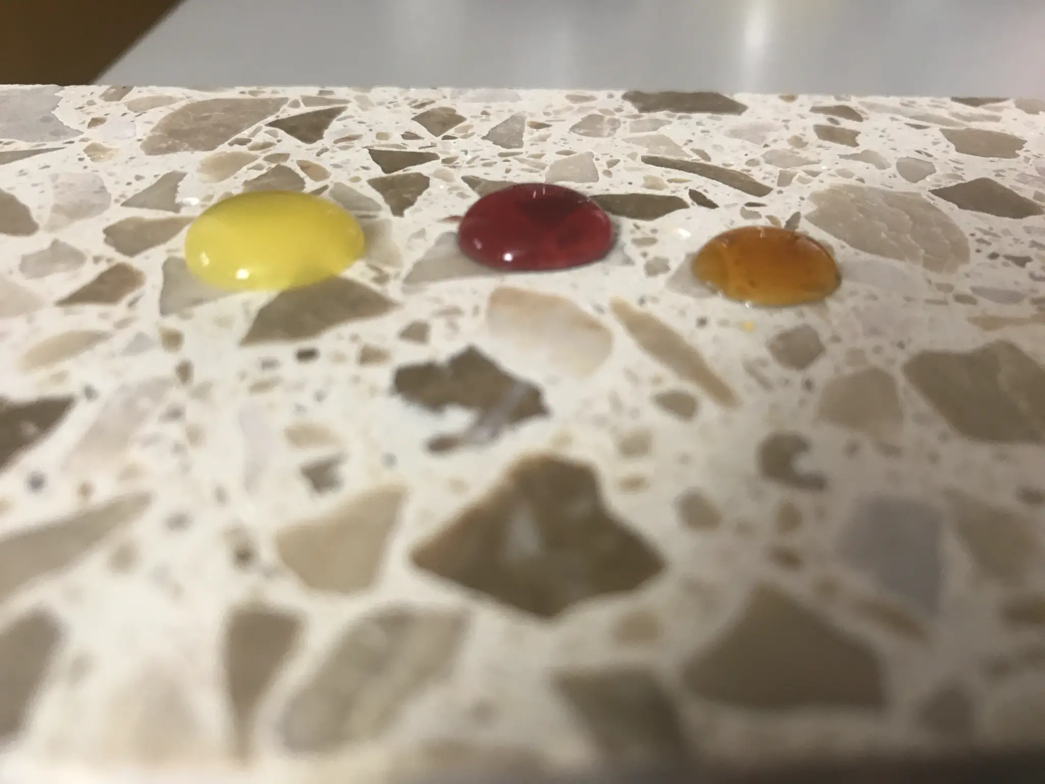 impraegnierung-terrazzo-fluessigkeiten_13464bd3 Flüssigkeiten auf imprägniertem Terrazzo – Wasser, Wein und Saft perlen ab