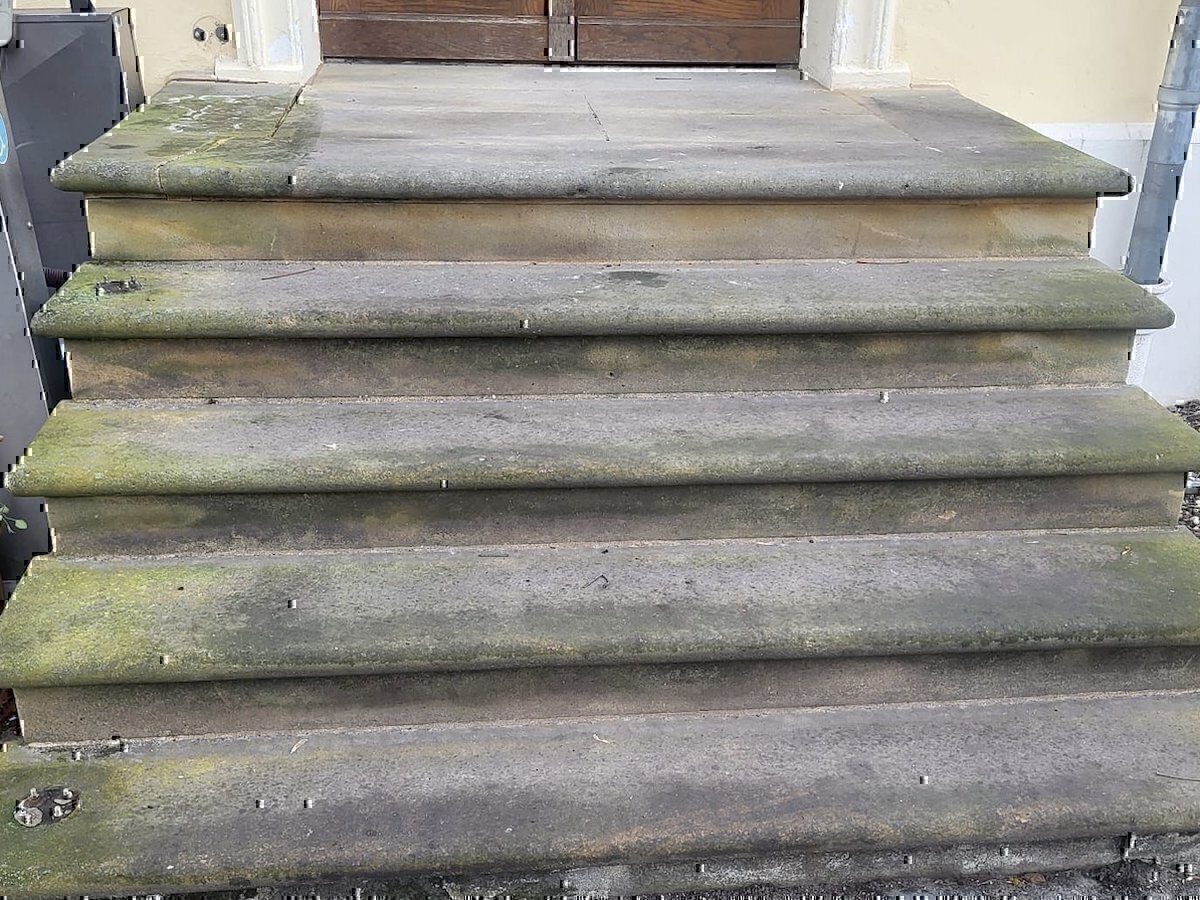 sandstein-treppe-vorher_97f99b6f Sandsteintreppe vorher – verschmutzt und vermoost in Berlin