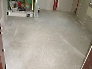 Terrazzo Vorher – Ungeschliffener Terrazzoboden mit Verschmutzungen