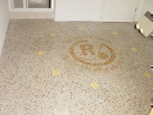 Terrazzo mit dekorativem Logo-Muster nach professioneller Bearbeitung