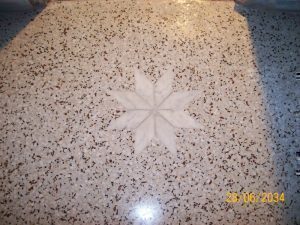 Terrazzo mit dekorativem Stern-Muster – Beispiel für professionelle Terrazzosanierung