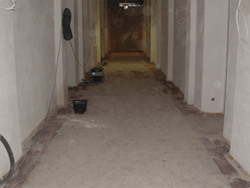 Terrazzo Flur vor der Sanierung – verschmutzt und beschädigt, Berlin
